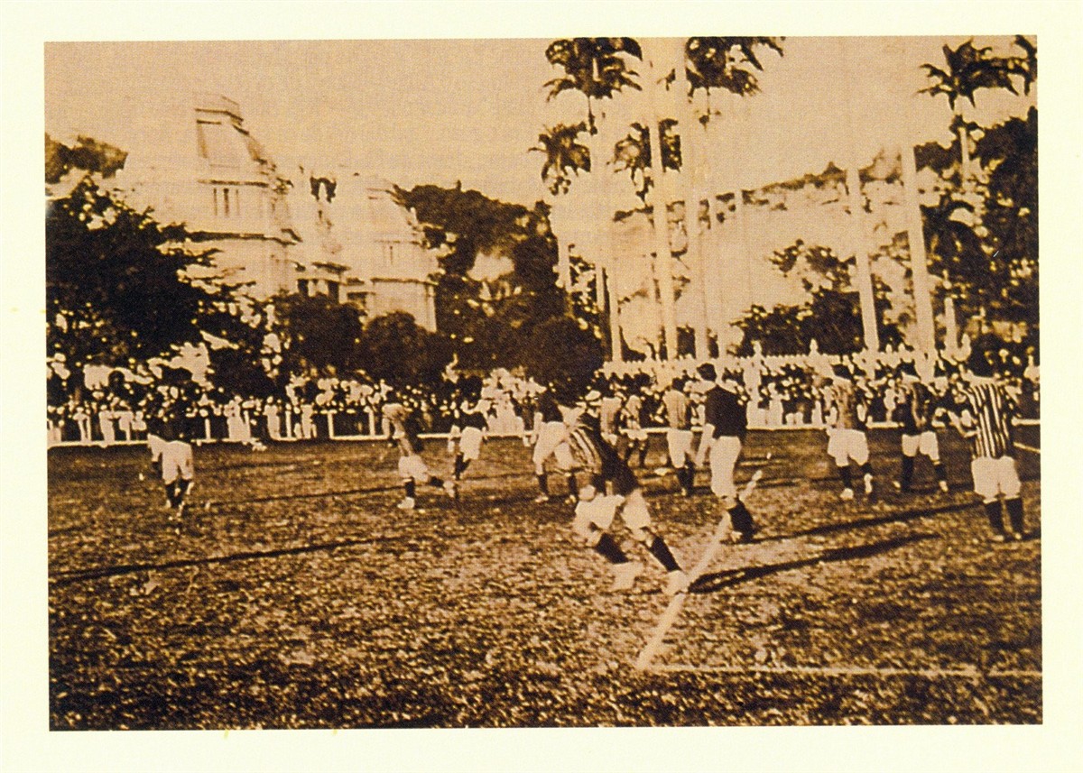 Jogadores de Flamengo e Fluminense reunidos no campo antes do primeiro Fla-Flu, em 1912