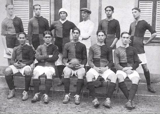 Jogadores do primeiro time de futebol do Flamengo posam em duas fileiras em 1912