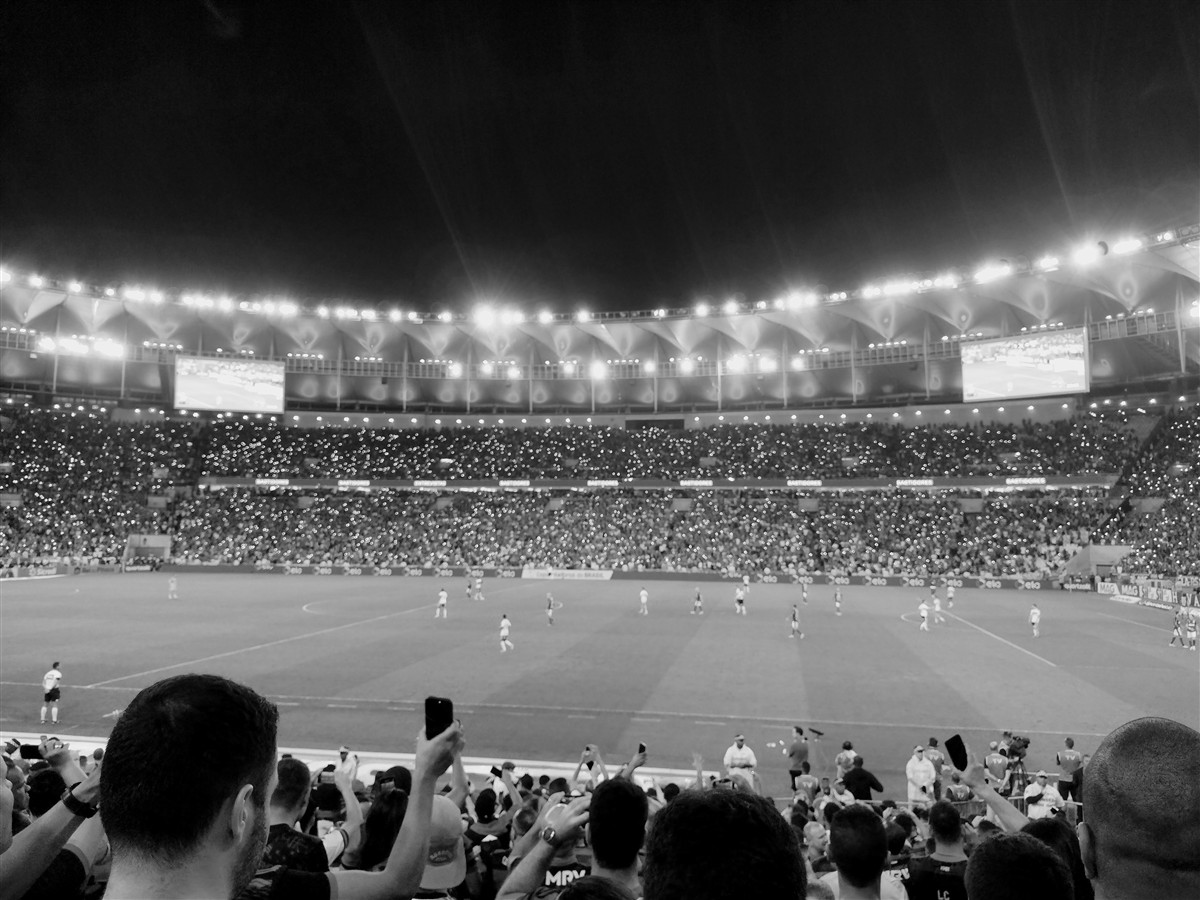 Torcida e gramado do Maracanã durante Flamengo contra São Paulo em setembro de 2022