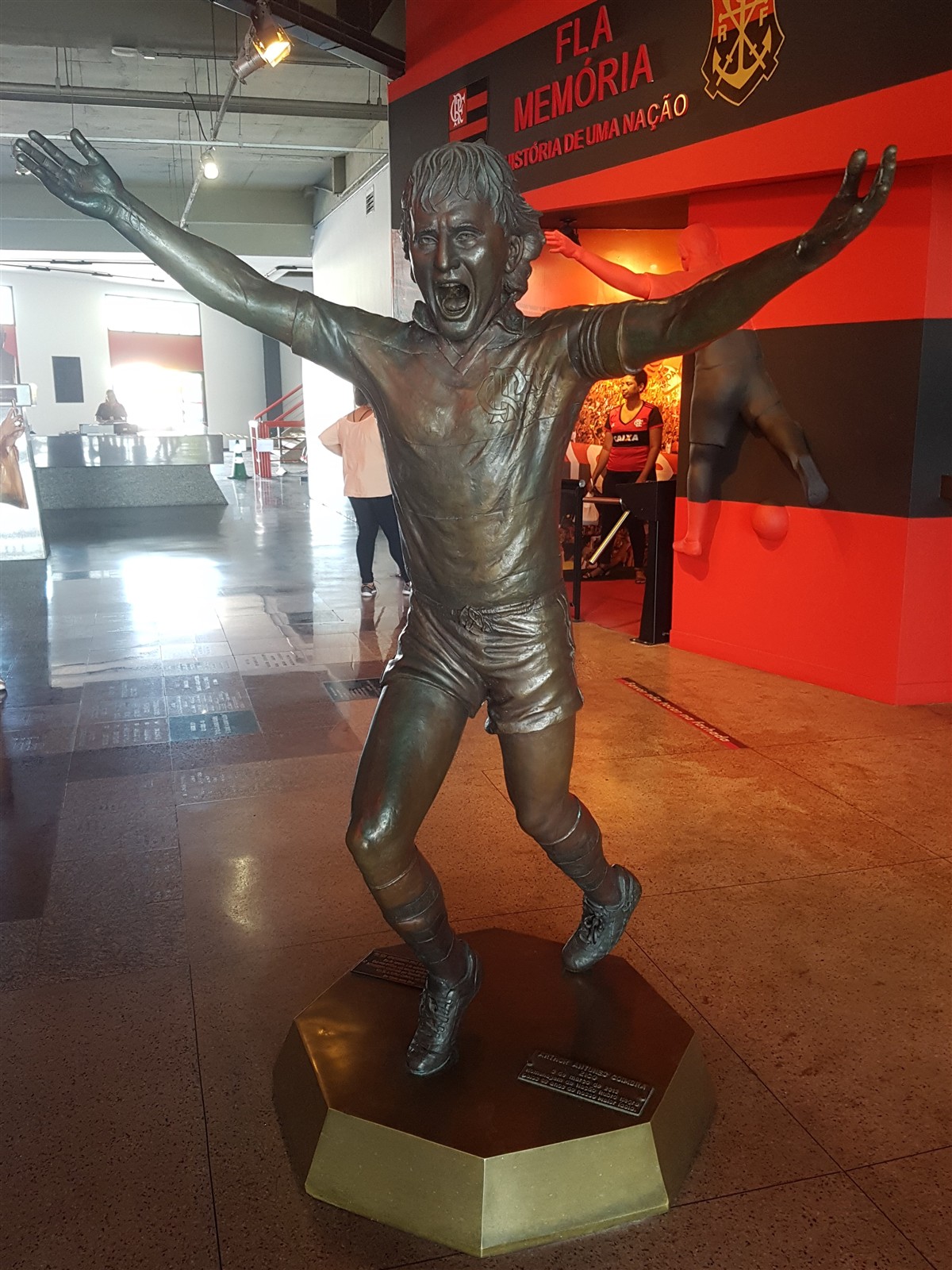 Estátua em homenagem a Zico exposta na sede do Flamengo na Gávea
